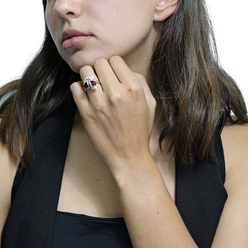 Anillo con Hoja de Piedras Preciosas con Circonia